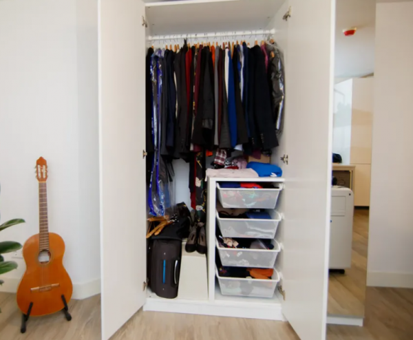 Lemari pakaian dengan rak tambahan di bagian samping untuk aksesori kecil